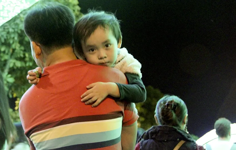 “Bố ơi! Mình đi xem pháo hoa nhé!“ ảnh 3